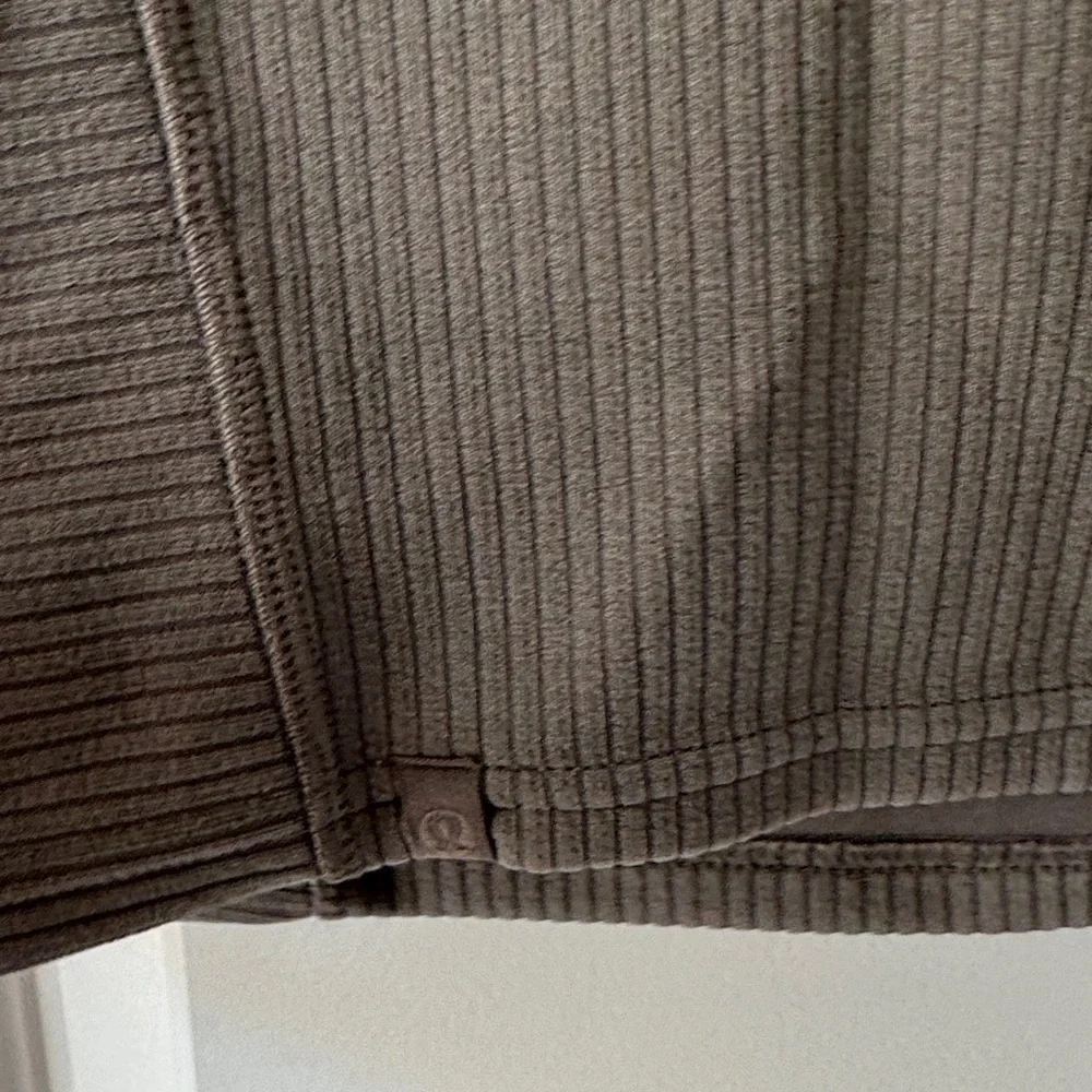 lululemon athletica Charcoal Ribbed Crop Top / J34 - Picture 4 of 5